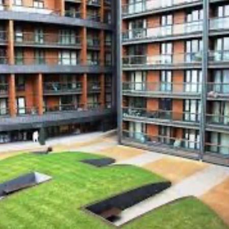 O2 Excel City Airport Apartment Лондон Экстерьер фото