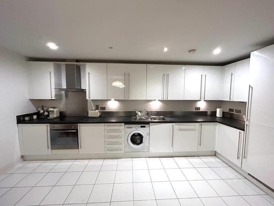 O2 Excel City Airport Apartment Лондон Экстерьер фото