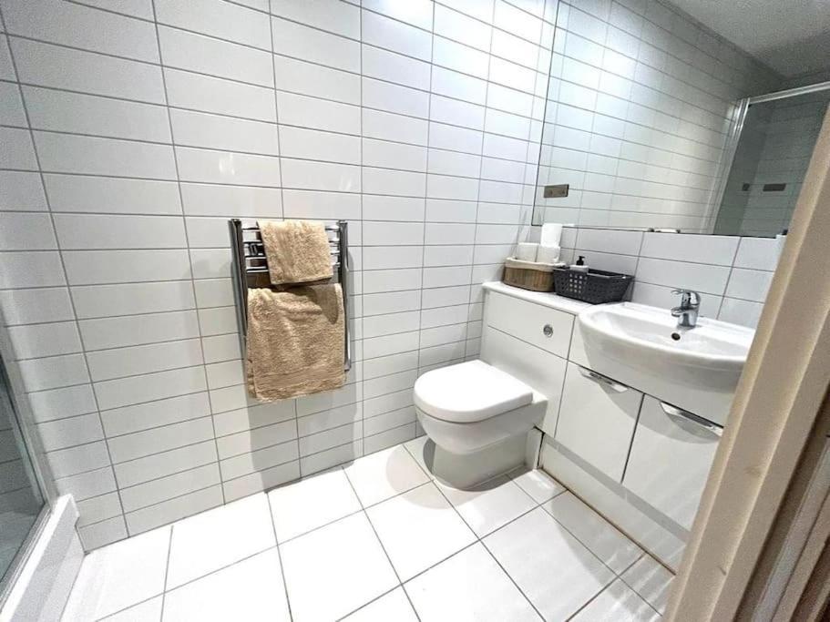 O2 Excel City Airport Apartment Лондон Экстерьер фото