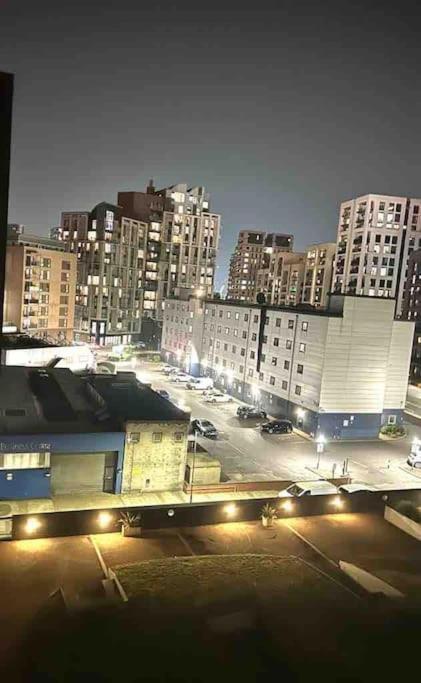O2 Excel City Airport Apartment Лондон Экстерьер фото